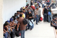 Martes 17 de mayo. Más de 500 centroamericanos y tres asiáticos fueron restados del interior de dos tráileres, los cuales viajaban en las cercanías de la ciudad de Tuxtla Gutiérrez, los migrantes permanecen en las instalaciones de la Procuraduría General 