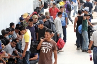 Martes 17 de mayo. Más de 500 centroamericanos y tres asiáticos fueron restados del interior de dos tráileres, los cuales viajaban en las cercanías de la ciudad de Tuxtla Gutiérrez, los migrantes permanecen en las instalaciones de la Procuraduría General 