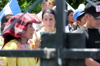 La Caravana Paso a Paso para la Paz, formada por familiares de migrantes en transito a los EEUU llegan esta mañana a la ciudad de Arriaga donde visitan la estación ferrea donde el parte el tren de carga hacia Ixtepec en Oaxaca y al panteón municipal donde