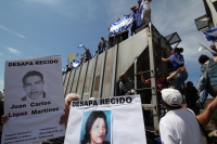 La Caravana Paso a Paso para la Paz, formada por familiares de migrantes en transito a los EEUU llegan esta mañana a la ciudad de Arriaga donde visitan la estación ferrea donde el parte el tren de carga hacia Ixtepec en Oaxaca y al panteón municipal donde La Caravana Paso a Paso para la Paz, formada por familiares de migrantes en transito a los EEUU llegan esta mañana a la ciudad de Arriaga donde visitan la estación ferrea donde el parte el tren de carga hacia Ixtepec en Oaxaca y al panteón municipal donde
