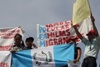La Caravana Paso a Paso para la Paz, formada por familiares de migrantes en transito a los EEUU llegan esta mañana a la ciudad de Arriaga donde visitan la estación ferrea donde el parte el tren de carga hacia Ixtepec en Oaxaca y al panteón municipal donde