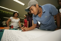 Durante el Día del Libro y el Derecho de Autor, los asistentes intentan escribir un libro Cuento de Mil Autores este medio día en el Centro Cultural Jaime Sabines