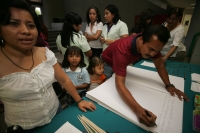 Durante el Día del Libro y el Derecho de Autor, los asistentes intentan escribir un libro Cuento de Mil Autores este medio día en el Centro Cultural Jaime Sabines