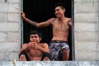 Miércoles 30 de mayo del 2018. Chiapa de Corzo. Desde el primer piso de una casa algunos jóvenes observan el paso de los danzantes tradicionales del Calalá. Miércoles 30 de mayo del 2018. Chiapa de Corzo. Desde el primer piso de una casa algunos jóvenes observan el paso de los danzantes tradicionales del Calalá.