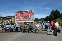 Lunes 6 de septiembre. San Cristóbal de las Casas. Foto de Emiliano Sinwell H.  Indígenas tsotsiles de la comunidad Mitziton colocan mantas y banderas que identifica a los Adherentes a la Otra Campaña como el grupo que exige la salida de 140 indígenas eva