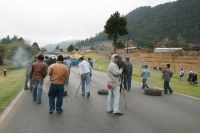 Foto: Emiliano Sinwell. Elementos de la Policía Sectorial de Chiapas custodian la carretera que era bloquea desde el día de ayer por indígenas de la comunidad de Mitzitón en el tramo carretero entre San Cristóbal de las Casas y Ocosingo para evitar que co