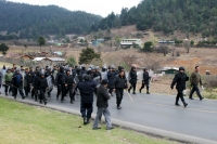 Foto: Emiliano Sinwell. Elementos de la Policía Sectorial de Chiapas custodian la carretera que era bloquea desde el día de ayer por indígenas de la comunidad de Mitzitón en el tramo carretero entre San Cristóbal de las Casas y Ocosingo para evitar que co