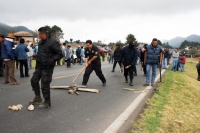 Foto: Emiliano Sinwell. Elementos de la Policía Sectorial de Chiapas custodian la carretera que era bloquea desde el día de ayer por indígenas de la comunidad de Mitzitón en el tramo carretero entre San Cristóbal de las Casas y Ocosingo para evitar que co