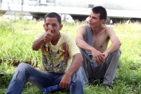 Jueves 12 de julio del 2012. Arriaga, Chiapas. Migrantes centroamericanos esperan junto a las vÃas del tren de la ciudad de Arriaga para continuar el tránsito hacia los EEUU. Entre los centroamericanos ha trascendido que en las próximas horas se restable Jueves 12 de julio del 2012. Arriaga, Chiapas. Migrantes centroamericanos esperan junto a las vÃas del tren de la ciudad de Arriaga para continuar el tránsito hacia los EEUU. Entre los centroamericanos ha trascendido que en las próximas horas se restable