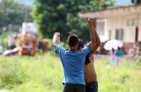 Jueves 12 de julio del 2012. Arriaga, Chiapas. Migrantes centroamericanos esperan junto a las vías del tren de la ciudad de Arriaga para continuar el tránsito hacia los EEUU. Entre los centroamericanos  ha trascendido que en las próximas horas se restable