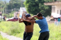 Jueves 12 de julio del 2012. Arriaga, Chiapas. Migrantes centroamericanos esperan junto a las vías del tren de la ciudad de Arriaga para continuar el tránsito hacia los EEUU. Entre los centroamericanos  ha trascendido que en las próximas horas se restable