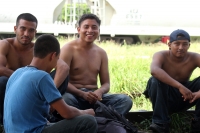 Jueves 12 de julio del 2012. Arriaga, Chiapas. Migrantes centroamericanos esperan junto a las vías del tren de la ciudad de Arriaga para continuar el tránsito hacia los EEUU. Entre los centroamericanos  ha trascendido que en las próximas horas se restable