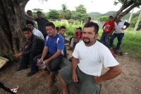 Jueves 12 de julio del 2012. Arriaga, Chiapas. Migrantes centroamericanos esperan junto a las vías del tren de la ciudad de Arriaga para continuar el tránsito hacia los EEUU. Entre los centroamericanos  ha trascendido que en las próximas horas se restable