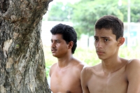 Jueves 12 de julio del 2012. Arriaga, Chiapas. Migrantes centroamericanos esperan junto a las vías del tren de la ciudad de Arriaga para continuar el tránsito hacia los EEUU. Entre los centroamericanos  ha trascendido que en las próximas horas se restable