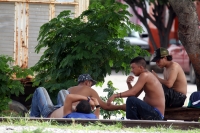 Jueves 12 de julio del 2012. Arriaga, Chiapas. Migrantes centroamericanos esperan junto a las vías del tren de la ciudad de Arriaga para continuar el tránsito hacia los EEUU. Entre los centroamericanos  ha trascendido que en las próximas horas se restable