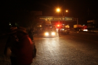 Maestros de la Sección VII levantan esta madrugada el bloqueo que cerraba la carretera hacia la ciudad de San Cristóbal de las Casas esta madrugada.