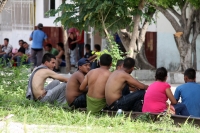 Jueves 12 de julio del 2012. Arriaga, Chiapas. Migrantes centroamericanos esperan junto a las vías del tren de la ciudad de Arriaga para continuar el tránsito hacia los EEUU. Entre los centroamericanos  ha trascendido que en las próximas horas se restable