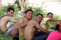 Jueves 12 de julio del 2012. Arriaga, Chiapas. Migrantes centroamericanos esperan junto a las vías del tren de la ciudad de Arriaga para continuar el tránsito hacia los EEUU. Entre los centroamericanos  ha trascendido que en las próximas horas se restable