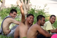 Jueves 12 de julio del 2012. Arriaga, Chiapas. Migrantes centroamericanos esperan junto a las vías del tren de la ciudad de Arriaga para continuar el tránsito hacia los EEUU. Entre los centroamericanos  ha trascendido que en las próximas horas se restable