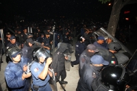 Sábado 29 de junio del 2013. Tuxtla Gutiérrez, Chiapas. Policía se enfrenta con el bloque magisterial.