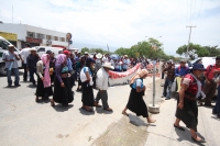 Martes 1 de julio del 2012. Tuxtla Gutiérrez, Chiapas. IndÃgenas de varias comunidades de los altos de Chiapas se manifiestan en las instalaciones de la PGR-Chis para exigir que sean retiradas las demandas en contra de varios lÃderes indÃgenas recluidos e Martes 1 de julio del 2012. Tuxtla Gutiérrez, Chiapas. IndÃgenas de varias comunidades de los altos de Chiapas se manifiestan en las instalaciones de la PGR-Chis para exigir que sean retiradas las demandas en contra de varios lÃderes indÃgenas recluidos e