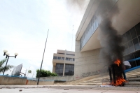 Lunes 14 de agosto del 2017. Tuxtla Gutiérrez. Militantes de la Mocri CNPA EZ protestan por la muerte del líder Andrés Jiménez Pablo llevando su ataúd a las instalaciones de la FGJ-Chiapas antes de ser enterrado en el panteón municipal