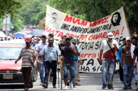 Lunes 14 de agosto del 2017. Tuxtla Gutiérrez. Militantes de la Mocri CNPA EZ protestan por la muerte del líder Andrés Jiménez Pablo llevando su ataúd a las instalaciones de la FGJ-Chiapas antes de ser enterrado en el panteón municipal