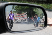 Lunes 14 de agosto del 2017. Tuxtla Gutiérrez. Militantes de la Mocri CNPA EZ protestan por la muerte del lÃder Andrés Jiménez Pablo llevando su ataúd a las instalaciones de la FGJ-Chiapas antes de ser enterrado en el panteón municipal Lunes 14 de agosto del 2017. Tuxtla Gutiérrez. Militantes de la Mocri CNPA EZ protestan por la muerte del lÃder Andrés Jiménez Pablo llevando su ataúd a las instalaciones de la FGJ-Chiapas antes de ser enterrado en el panteón municipal