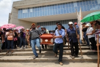 Lunes 14 de agosto del 2017. Tuxtla Gutiérrez. Militantes de la Mocri CNPA EZ protestan por la muerte del líder Andrés Jiménez Pablo llevando su ataúd a las instalaciones de la FGJ-Chiapas antes de ser enterrado en el panteón municipal