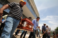 Lunes 14 de agosto del 2017. Tuxtla Gutiérrez. Militantes de la Mocri CNPA EZ protestan por la muerte del lÃder Andrés Jiménez Pablo llevando su ataúd a las instalaciones de la FGJ-Chiapas antes de ser enterrado en el panteón municipal Lunes 14 de agosto del 2017. Tuxtla Gutiérrez. Militantes de la Mocri CNPA EZ protestan por la muerte del lÃder Andrés Jiménez Pablo llevando su ataúd a las instalaciones de la FGJ-Chiapas antes de ser enterrado en el panteón municipal