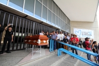 Lunes 14 de agosto del 2017. Tuxtla Gutiérrez. Militantes de la Mocri CNPA EZ protestan por la muerte del lÃder Andrés Jiménez Pablo llevando su ataúd a las instalaciones de la FGJ-Chiapas antes de ser enterrado en el panteón municipal Lunes 14 de agosto del 2017. Tuxtla Gutiérrez. Militantes de la Mocri CNPA EZ protestan por la muerte del lÃder Andrés Jiménez Pablo llevando su ataúd a las instalaciones de la FGJ-Chiapas antes de ser enterrado en el panteón municipal