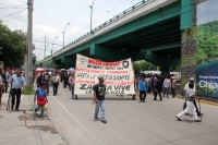 Lunes 14 de agosto del 2017. Tuxtla Gutiérrez. Militantes de la Mocri CNPA EZ protestan por la muerte del líder Andrés Jiménez Pablo llevando su ataúd a las instalaciones de la FGJ-Chiapas antes de ser enterrado en el panteón municipal