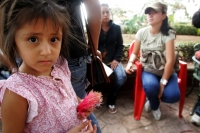 Varias familias de la colonia Emiliano Zapata denuncian este medio día que han sido hostigados por parte de los dirigentes quienes irrumpieron en los domicilios llevándose ropa, electrodomésticos y documentación para obligarlos a abandonar la colonia.