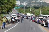 Jueves 31 de octubre del 2013. Chiapa de Corzo. La PFP interviene en la caseta de cobro de la autopista entre San Cristóbal y Tuxtla Gutiérrez, donde un grupo de jóvenes y campesinos mantenían tomadas las instalaciones en pugna con el movimiento magisteri