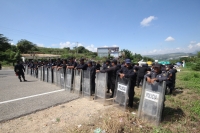 Jueves 31 de octubre del 2013. Chiapa de Corzo. La PFP interviene en la caseta de cobro de la autopista entre San Cristóbal y Tuxtla Gutiérrez, donde un grupo de jóvenes y campesinos mantenían tomadas las instalaciones en pugna con el movimiento magisteri