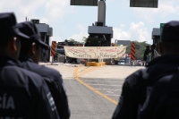 Jueves 31 de octubre del 2013. Chiapa de Corzo. La PFP interviene en la caseta de cobro de la autopista entre San Cristóbal y Tuxtla Gutiérrez, donde un grupo de jóvenes y campesinos mantenían tomadas las instalaciones en pugna con el movimiento magisteri