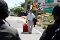 Jueves 31 de octubre del 2013. Chiapa de Corzo. La PFP interviene en la caseta de cobro de la autopista entre San Cristóbal y Tuxtla Gutiérrez, donde un grupo de jóvenes y campesinos mantenÃan tomadas las instalaciones en pugna con el movimiento magisteri Jueves 31 de octubre del 2013. Chiapa de Corzo. La PFP interviene en la caseta de cobro de la autopista entre San Cristóbal y Tuxtla Gutiérrez, donde un grupo de jóvenes y campesinos mantenÃan tomadas las instalaciones en pugna con el movimiento magisteri