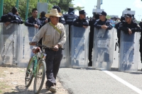 Jueves 31 de octubre del 2013. Chiapa de Corzo. La PFP interviene en la caseta de cobro de la autopista entre San Cristóbal y Tuxtla Gutiérrez, donde un grupo de jóvenes y campesinos mantenÃan tomadas las instalaciones en pugna con el movimiento magisteri Jueves 31 de octubre del 2013. Chiapa de Corzo. La PFP interviene en la caseta de cobro de la autopista entre San Cristóbal y Tuxtla Gutiérrez, donde un grupo de jóvenes y campesinos mantenÃan tomadas las instalaciones en pugna con el movimiento magisteri