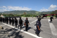 Jueves 31 de octubre del 2013. Chiapa de Corzo. La PFP interviene en la caseta de cobro de la autopista entre San Cristóbal y Tuxtla Gutiérrez, donde un grupo de jóvenes y campesinos mantenían tomadas las instalaciones en pugna con el movimiento magisteri
