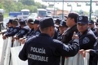 Jueves 31 de octubre del 2013. Chiapa de Corzo. La PFP interviene en la caseta de cobro de la autopista entre San Cristóbal y Tuxtla Gutiérrez, donde un grupo de jóvenes y campesinos mantenían tomadas las instalaciones en pugna con el movimiento magisteri