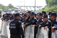 Jueves 31 de octubre del 2013. Chiapa de Corzo. La PFP interviene en la caseta de cobro de la autopista entre San Cristóbal y Tuxtla Gutiérrez, donde un grupo de jóvenes y campesinos mantenÃan tomadas las instalaciones en pugna con el movimiento magisteri Jueves 31 de octubre del 2013. Chiapa de Corzo. La PFP interviene en la caseta de cobro de la autopista entre San Cristóbal y Tuxtla Gutiérrez, donde un grupo de jóvenes y campesinos mantenÃan tomadas las instalaciones en pugna con el movimiento magisteri