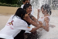 Miércoles 1 de diciembre. Los jóvenes estudiantes que participaron en la marcha del DÃa Mundial en Contra del VIH-SIDA aprovechan la oportunidad de convivir con sus compañeros en la fuente de agua del Parque Morelos-Bicentenario que este dÃa fue puesta en Miércoles 1 de diciembre. Los jóvenes estudiantes que participaron en la marcha del DÃa Mundial en Contra del VIH-SIDA aprovechan la oportunidad de convivir con sus compañeros en la fuente de agua del Parque Morelos-Bicentenario que este dÃa fue puesta en