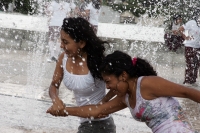 Miércoles 1 de diciembre. Los jóvenes estudiantes que participaron en la marcha del DÃa Mundial en Contra del VIH-SIDA aprovechan la oportunidad de convivir con sus compañeros en la fuente de agua del Parque Morelos-Bicentenario que este dÃa fue puesta en Miércoles 1 de diciembre. Los jóvenes estudiantes que participaron en la marcha del DÃa Mundial en Contra del VIH-SIDA aprovechan la oportunidad de convivir con sus compañeros en la fuente de agua del Parque Morelos-Bicentenario que este dÃa fue puesta en
