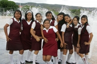 Miércoles 1 de diciembre. Los jóvenes estudiantes que participaron en la marcha del Día Mundial en Contra del VIH-SIDA aprovechan la oportunidad de convivir con sus compañeros en la fuente de agua del Parque Morelos-Bicentenario que este día fue puesta en