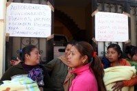 Lunes 11 de octubre. San Cristóbal de las Casas.. Imágenes de la protesta que realizaron integrantes de 90 familias del Fraccionamiento Molino La Isla de San Cristóbal de Las Casas, frente a las oficinas de la Secretaría de Desarrollo y Participación Soci