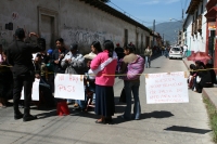 Lunes 11 de octubre. San Cristóbal de las Casas.. Imágenes de la protesta que realizaron integrantes de 90 familias del Fraccionamiento Molino La Isla de San Cristóbal de Las Casas, frente a las oficinas de la Secretaría de Desarrollo y Participación Soci