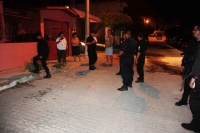 Desconocidos arrojaron una bomba molotov sobre la azotea de la vivienda marcada con el numero 251, de la calle Margarita de Colonia Colina del Sur propiedad de Cecilia Méndez, en el lugar vecinos controlaron las llamas.