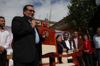 Sábado 6 de febrero del 2016. San Fernando, Chiapas. Monseñor Fabio Martínez Castilla, arzobispo de Tuxtla Gutiérrez recibe la silla que SS el Papa Francisco usara en su visita a la capital de este estado del sureste de México.