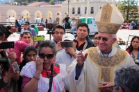 Domingo 7 de enero del 2018. San Cristóbal de las Casas. Rodrigo Aguilar Martí­nez, nuevo obispo de esta diócesis Habla con los representantes de Petalcingo después de su homilí­a de este domingo.