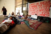 Familiares de los presos del MOCRI continúan esta tarde en huelga de hambre en la entrada del edificio de gobierno de Chiapas para exigir a las autoridades la liberación de los Detenidos de Conciencia